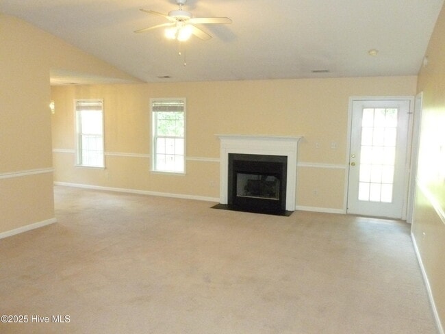 Building Photo - 302 Carlisle Ct