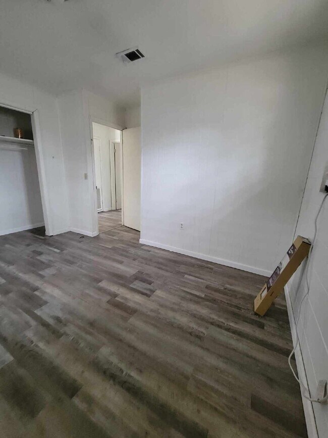 Building Photo - 2/1 located in Leakesville