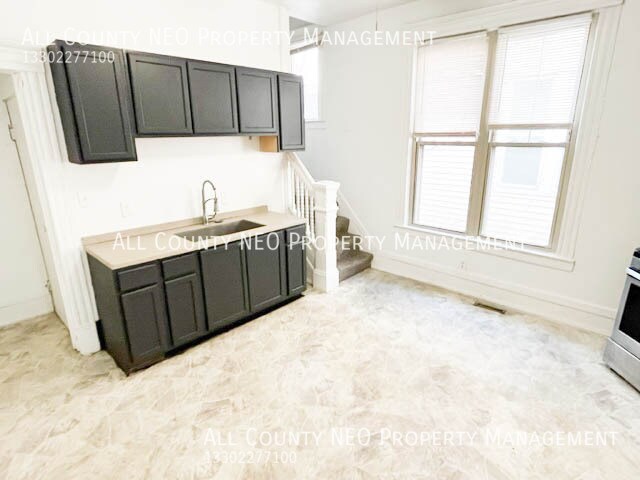 Building Photo - 1852 W 45th St