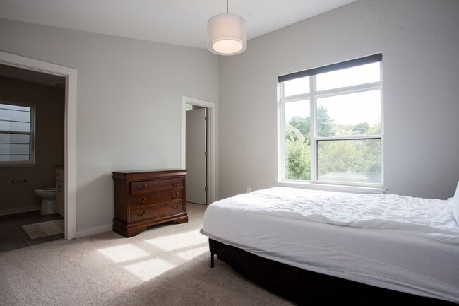 Building Photo - Beautifully Partially Furnished or Unfurni...