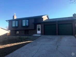 Building Photo - Cute Bi-Level 3 Bed/2 Bath Home!