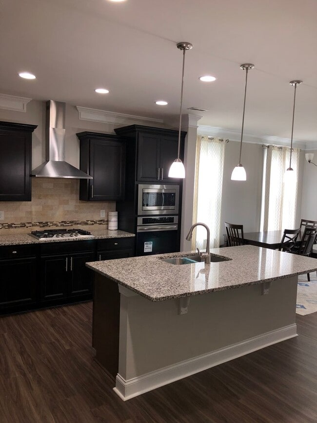 Building Photo - Lake Front Community 4 bed, 3 bath