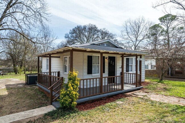 Building Photo - Charming & Fully Renovated Home – Act Fast!
