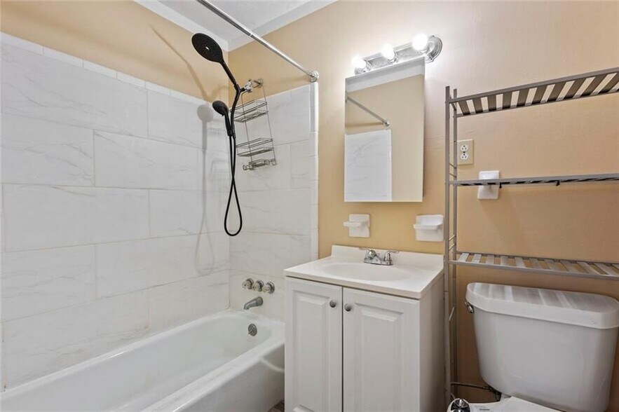 Building Photo - 1201 Shoreham Dr