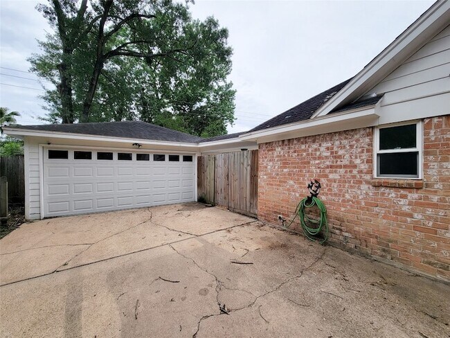 Building Photo - 13406 Glen Erica Dr