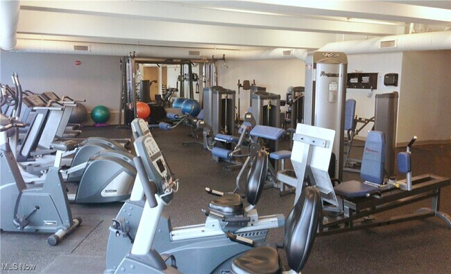 Building Photo - 701 W Lakeside Ave