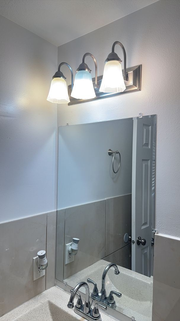 Building Photo - Half off first months rent - Beautiful home with lots of parking and central air