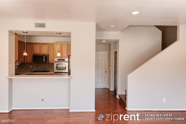 Building Photo - 4 br, 2.5 bath Condo - 20300 Vanowen Stree...