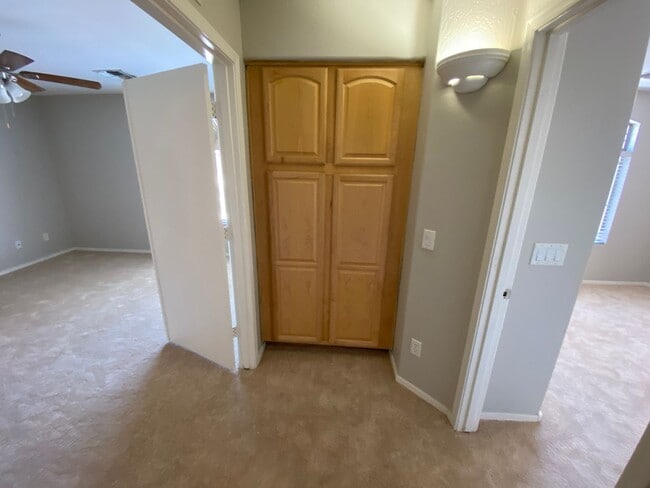 Building Photo - 4 Bedroom, 3 bath, two story with loft in ...