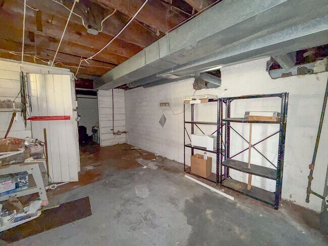 Building Photo - 9392 Woodside St