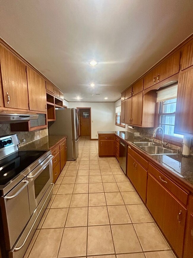 Building Photo - Great ranch style home located on a large ...
