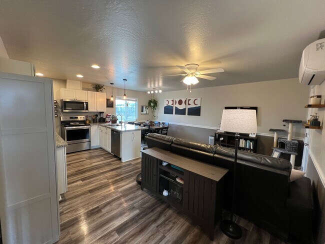 Building Photo - Cozy & Spacious Townhome for Rent