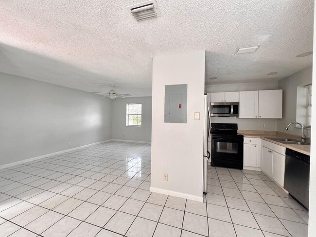 Building Photo - 13984 Morning Glory Dr