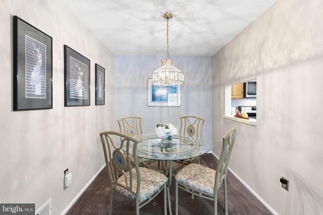 Building Photo - 14 Cheverny Ct