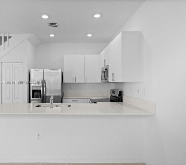 Building Photo - 701 SE 14th Ct