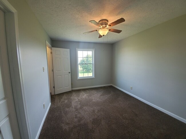 Building Photo - MOVE -IN SPECIAL $500 OFF