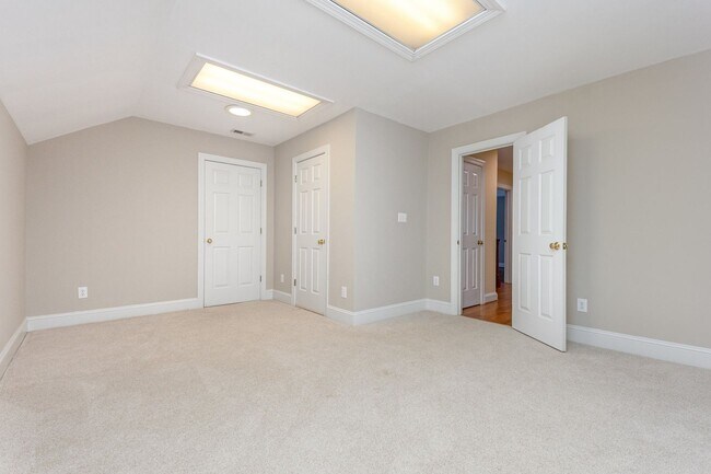 Building Photo - Spacious Townhome in the Heart of Raleigh,...