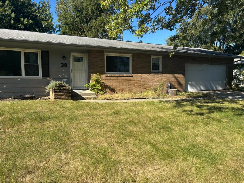 Primary Photo - 38 S Pontiac Dr