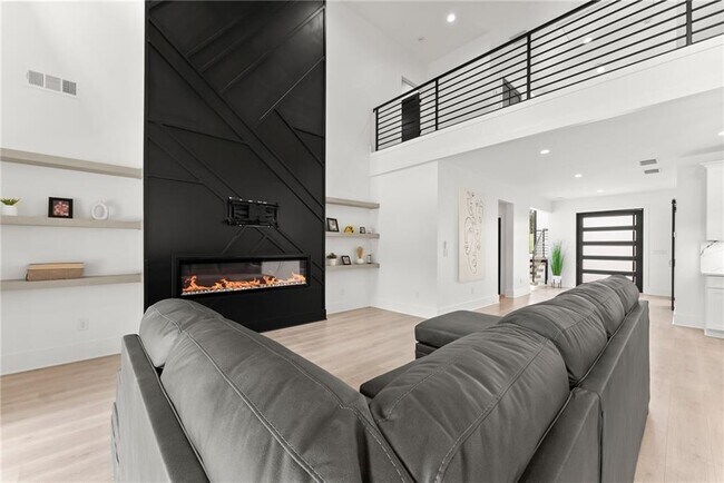 Building Photo - 151 S Pointe Dr