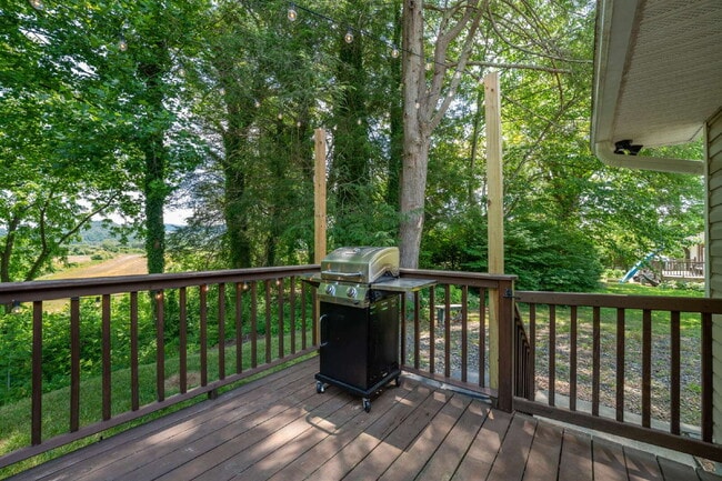 Building Photo - Mountain Lux Home - Centrally Located in Brevard! Furnished Mid- Term Rental Available from Novem...