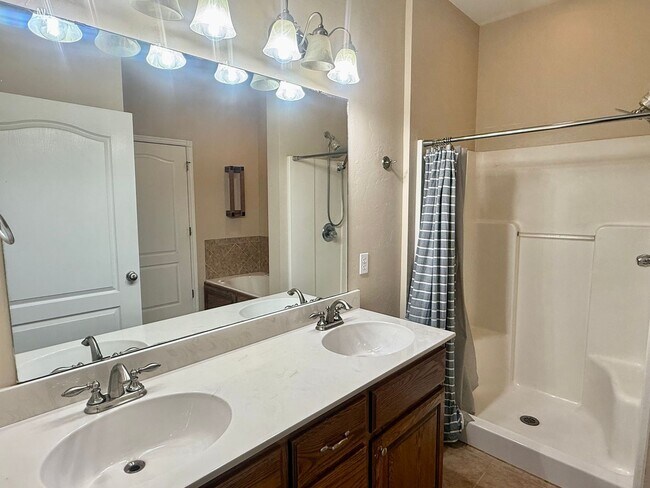 Building Photo - Cute 3 Bed Duplex In Yukon