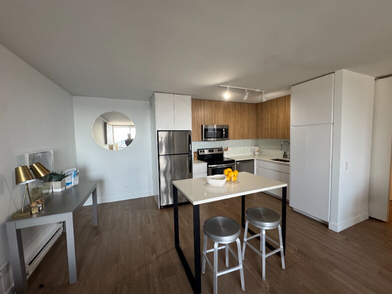 Primary Photo - 2619 N Clark St