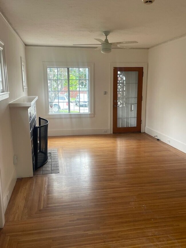 Building Photo - Great House in Oakland! 2 Beds, 1 Bath