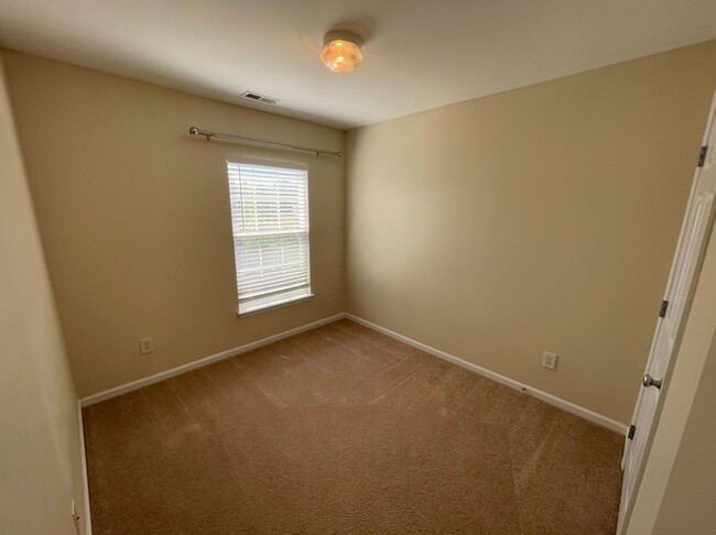 Building Photo - Beautiful 3 Bedroom End-Unit Townhouse