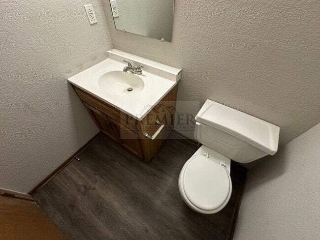 Building Photo - Spacious 2 bd/1.5 bath TH -Ready to call h...