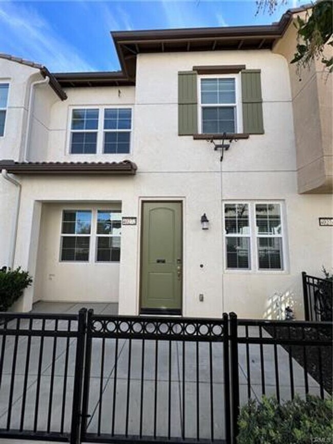 Building Photo - Well-maintained 2 bedroom, 2 bath condo with a loft