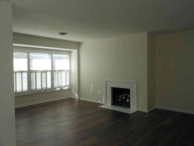 Building Photo - Charming Home near LMU