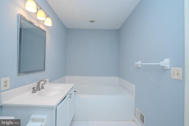Building Photo - 128 S Barrow Pl