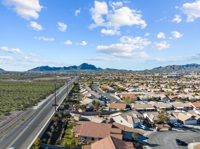 Building Photo - Spacious Single Story, 4 Bedroom "Henderso...