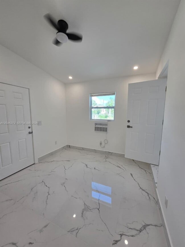 Building Photo - 305 SE Airoso Blvd