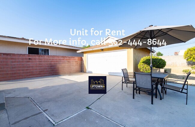 Building Photo - House - 3 Bedrooms / 2 Bathrooms - West Co...