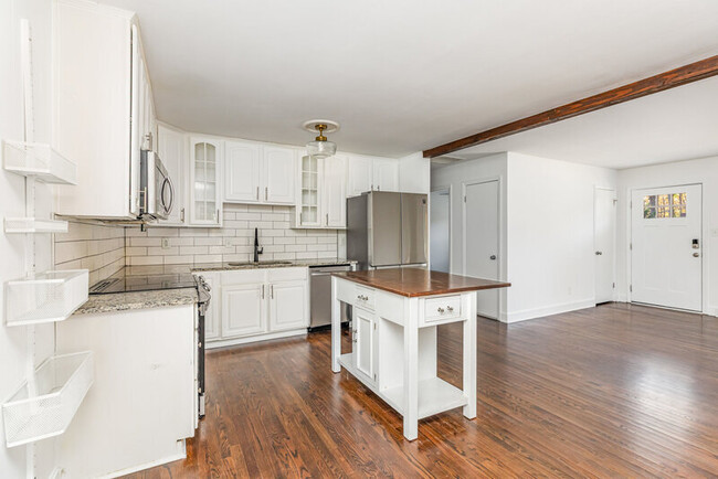 Building Photo - 6701 Lynmont Dr