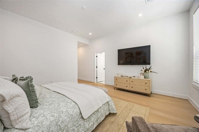 Building Photo - 3028 Lamar St