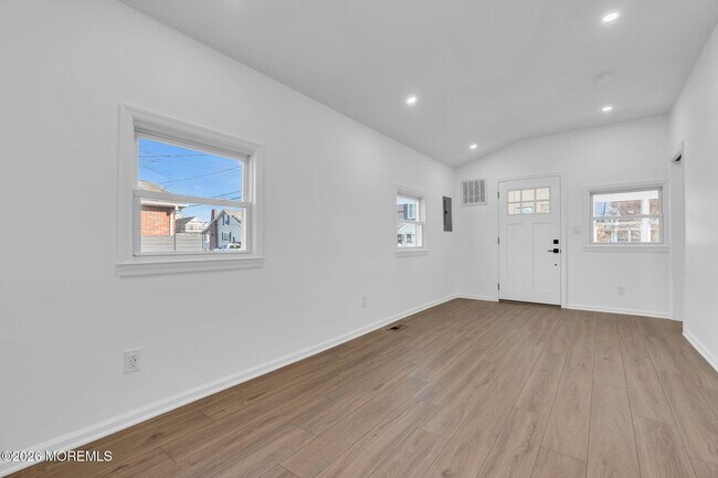 Building Photo - 1807-1809 Laurel Terrace