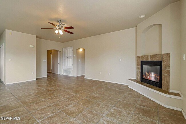 Building Photo - 10429 Silvercloud Dr