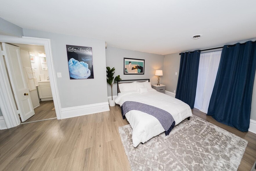 Queen bed and bath - 4628 McPherson Ave