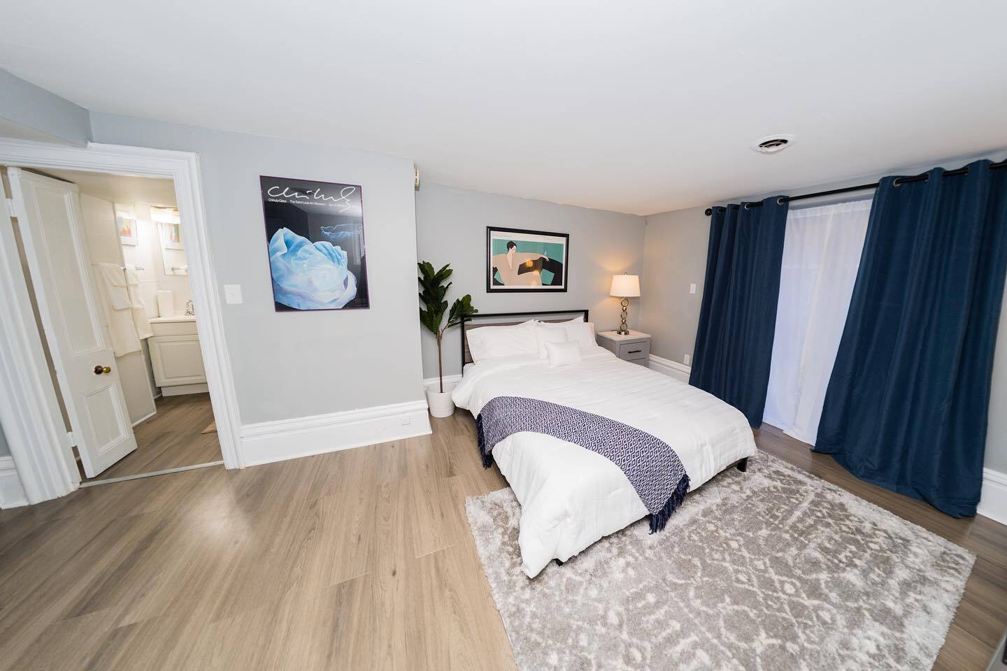 Queen bed and bath - 4628 McPherson Ave