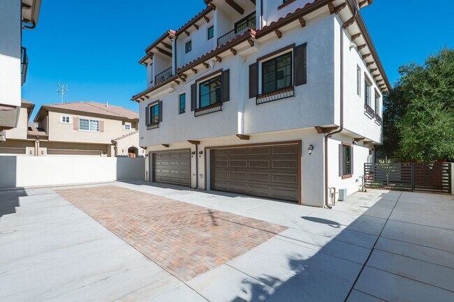 Building Photo - Brand-New Luxury Townhomes in Arcadia’s Top School District