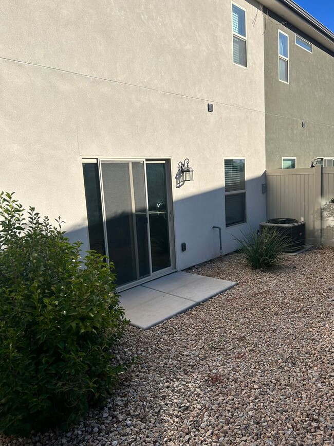 Building Photo - BEAUTIFUL TOWNHOME!