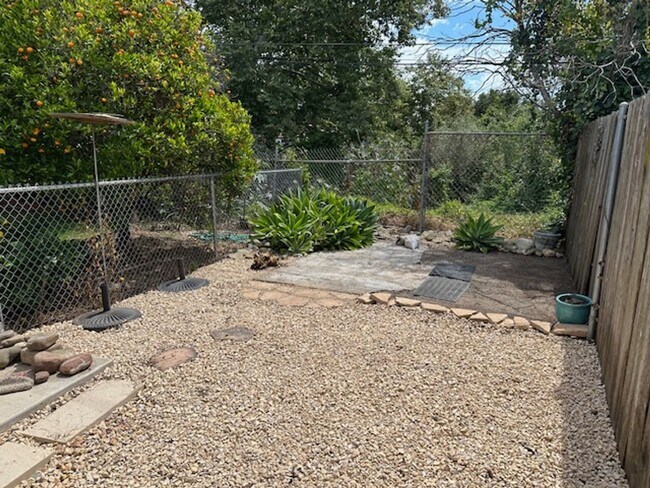 Building Photo - 1 Bedroom in Goleta