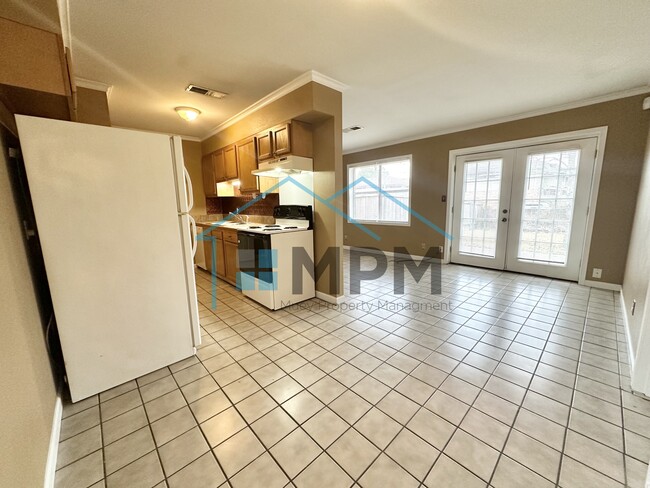 Building Photo - 13 W Elmwood Dr