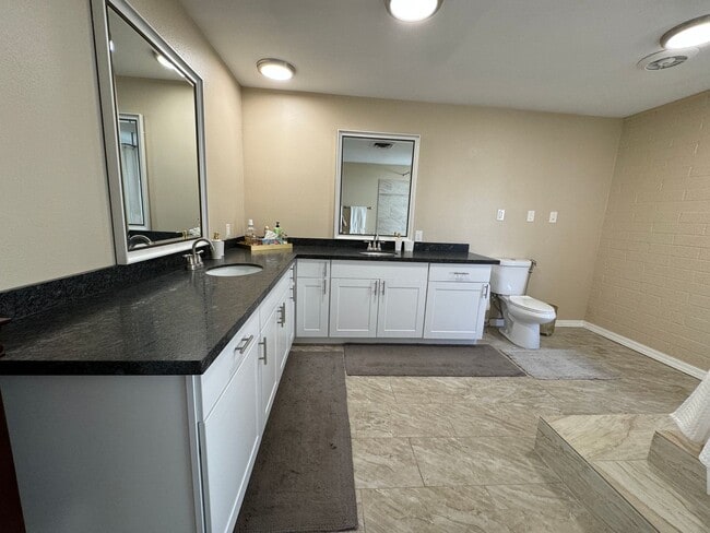 Building Photo - 3 Bedroom Furnished Home with UTILITIES INCLUDED with Courtyard Near the Colorado River 3-12 mont...