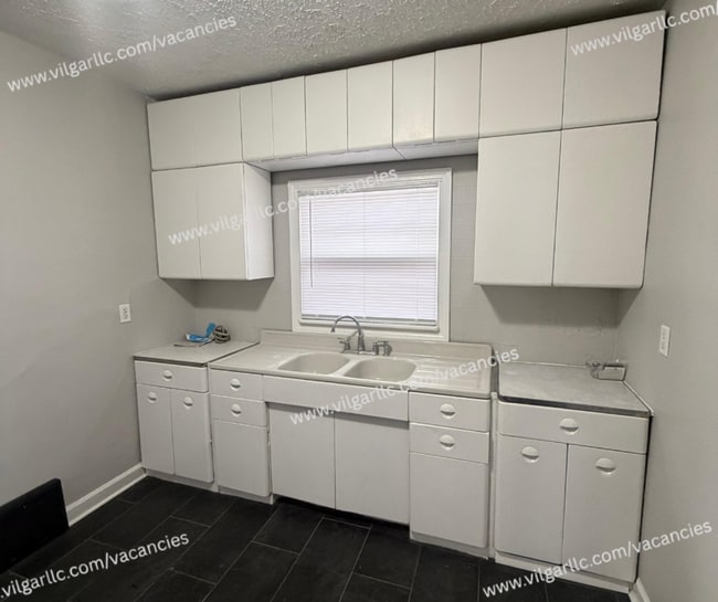 Building Photo - FOR RENT — SPACIOUS 3 BED / 2 BATH HOME