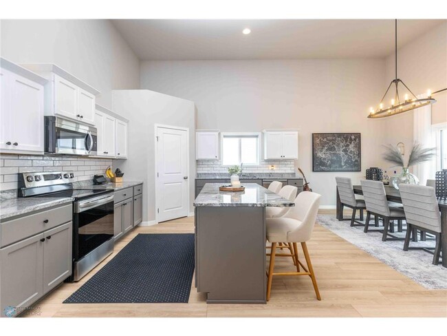 Building Photo - 1058 Ashley Dr W