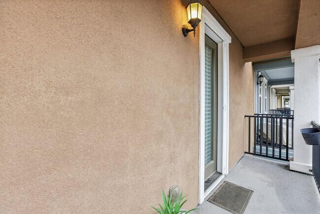 Building Photo - Beautiful Corner-Unit Townhome Near Downtown – 4 Bed | 3 baths