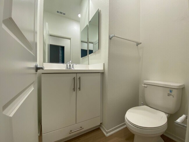 Building Photo - 3 bed, 3.5bath wihtin The Pacific Ridge Community in Oceanside